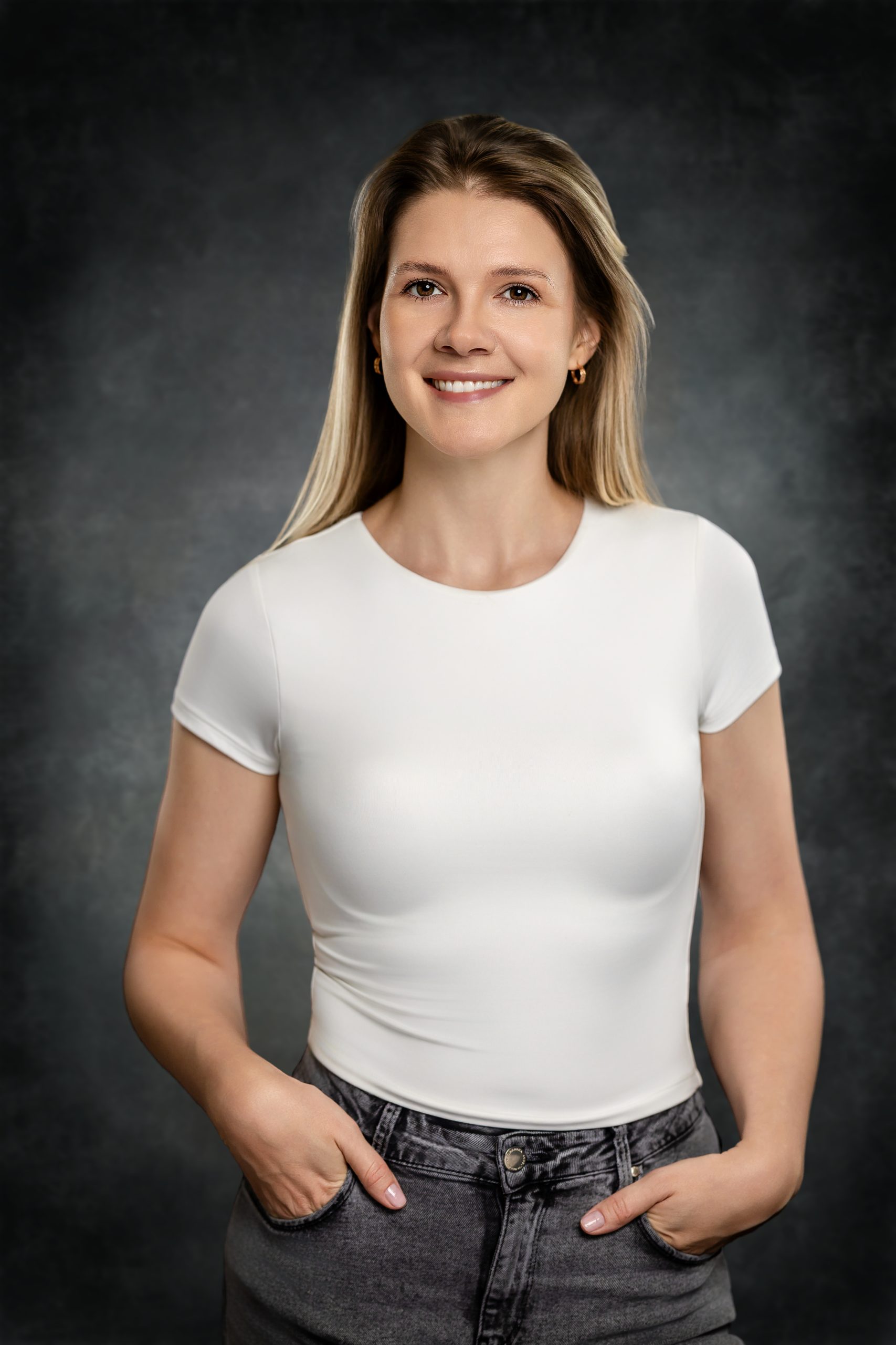 April_21_2026_12_43_15_Vlad_Mixer_Austin_Texas_Photographer Modern and casual corporate headshot of a blonde woman captured in a mobile studio setup